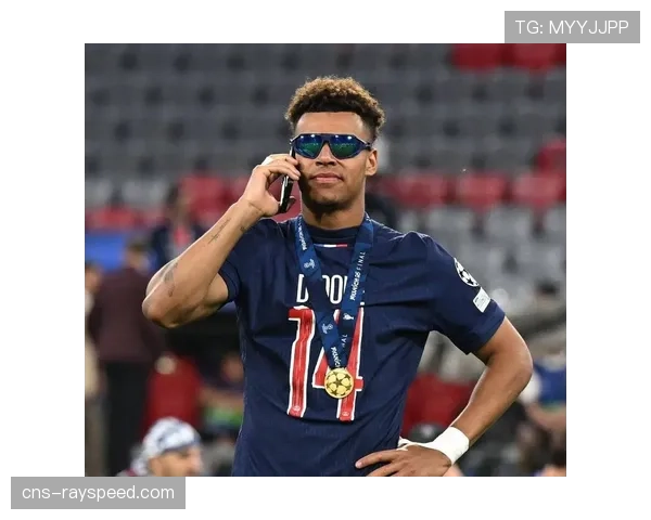 巴黎圣日耳曼控球率达72%全场17射7中，登贝莱表现活跃